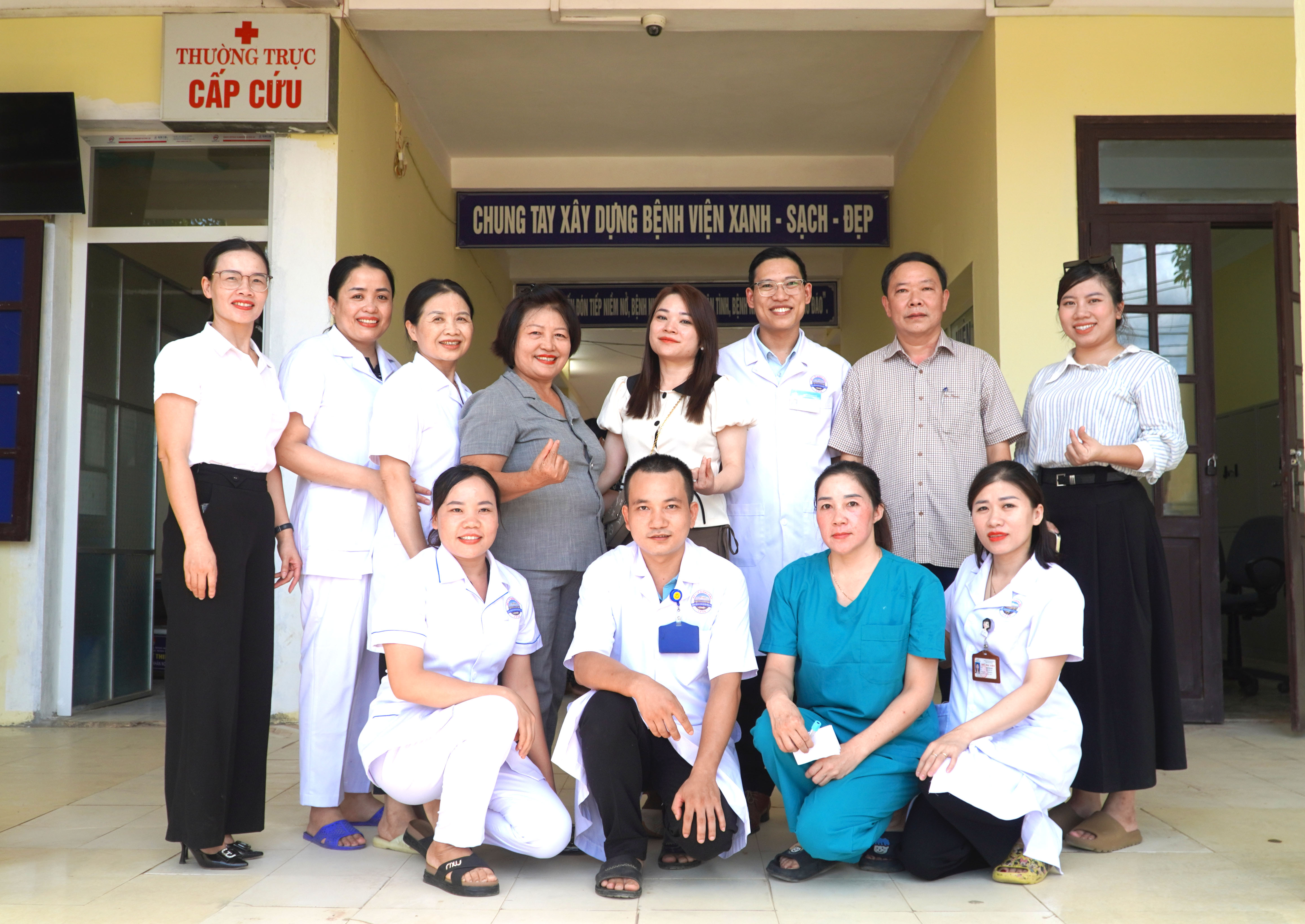 Chị_Tara_Trần_chụp_ảnh_lưu_niệm_với_Lãnh_đạo_Sở_Y_tế_Quảng_Bình Hội_Bảo_trợ_bệnh_nhân_nghèo_và đa_khoa_khu_vực_Bắc_Quảng_Bình.JPG